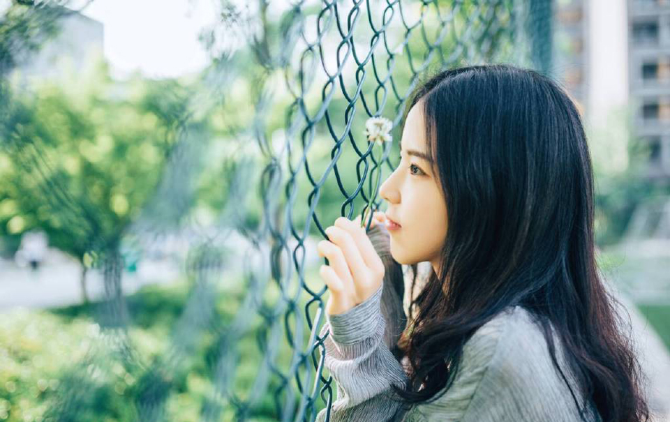 “谁知道他那么小气？”撇了撇嘴，小乔有些抱怨道。